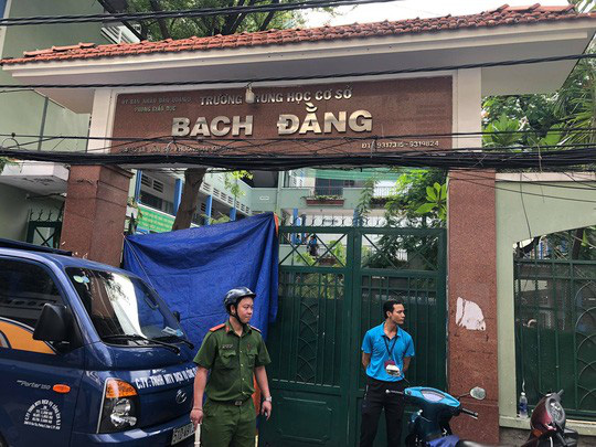 TP HCM: Cây phượng vĩ to bật gốc trong sân trường đè nhiều học sinh, 1 em tử vong - Ảnh 3.