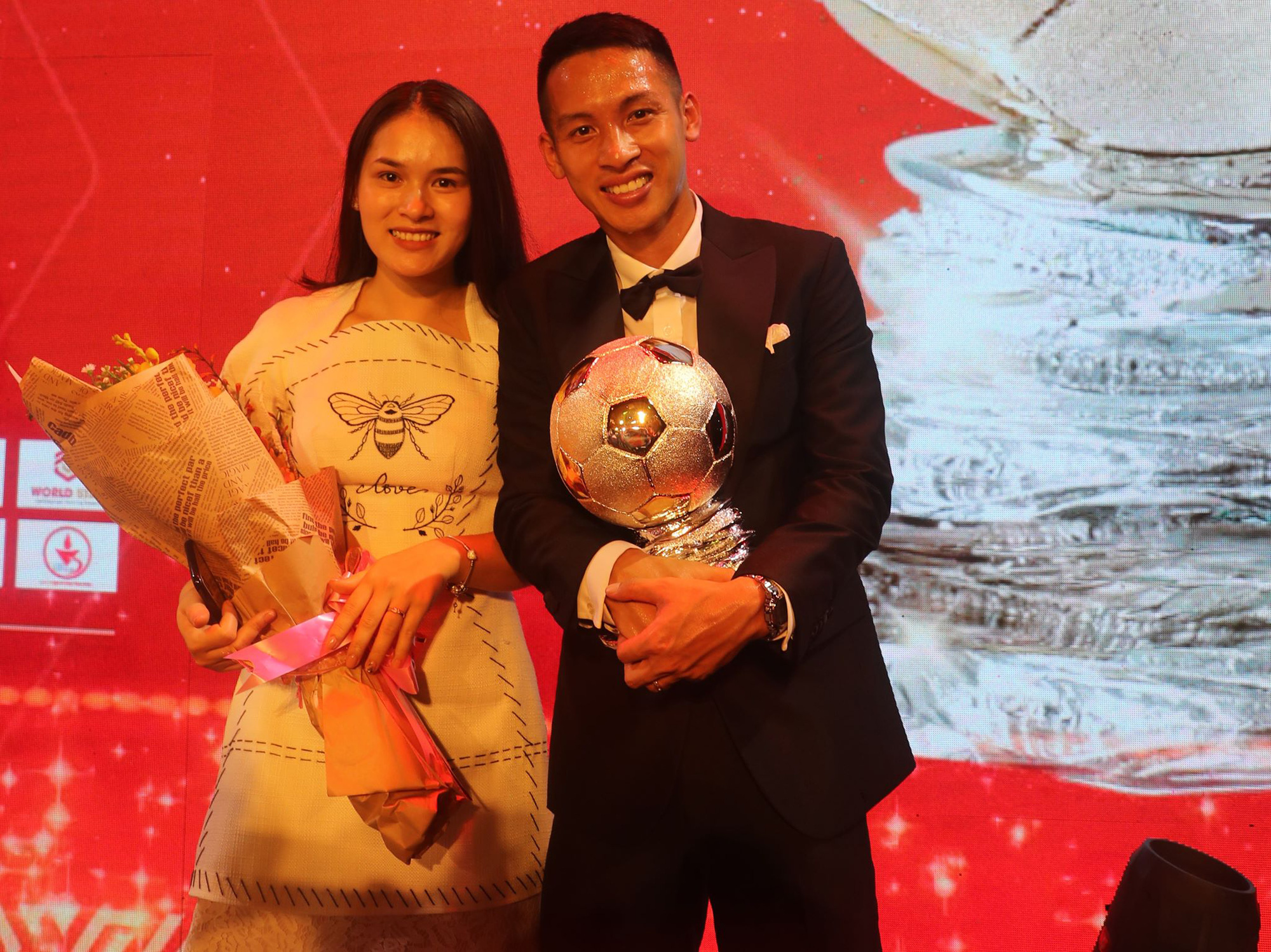 Hùng Dũng và Quang Hải ngọt ngào cùng "nửa kia" trong đêm trao giải Quả bóng vàng 2019