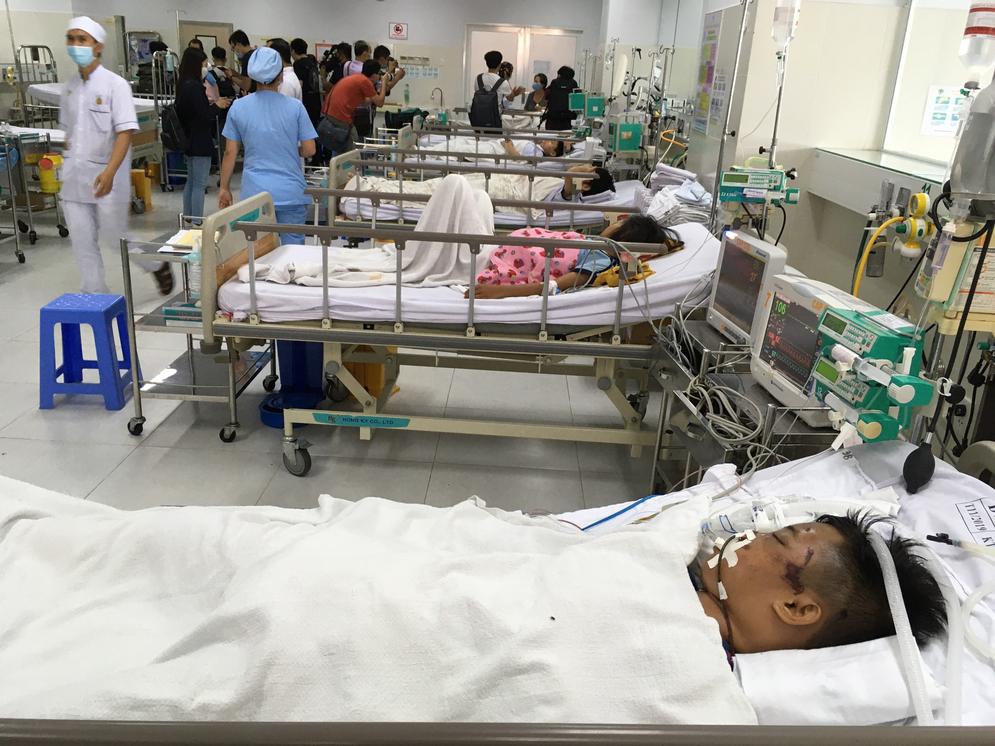 Vụ cây phượng vĩ đè nhiều học sinh: Các học sinh bị thương nặng giờ ra sao? - Ảnh 2.