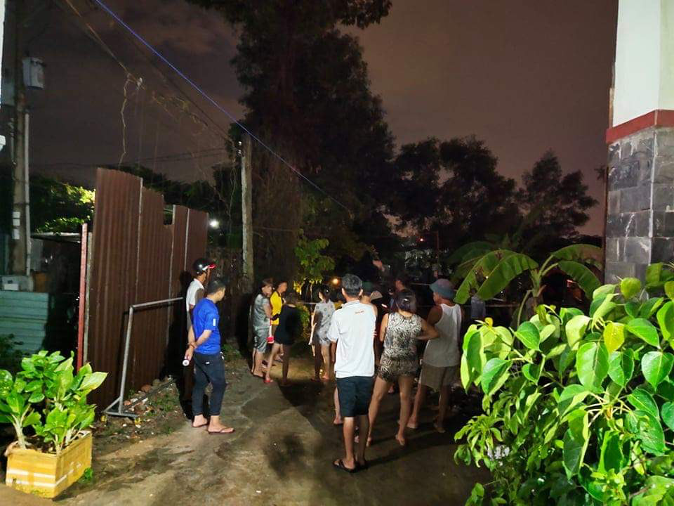 Chơi tr&ograve; thả d&eacute;p trong mưa lớn, một b&eacute; trai bị cuốn mất t&iacute;ch - Ảnh 1.