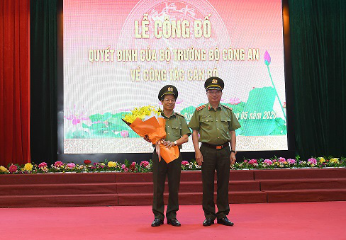Cục ph&oacute; Cục An ninh mạng v&agrave; ph&ograve;ng, chống tội phạm sử dụng c&ocirc;ng nghệ cao l&agrave;m Gi&aacute;m đốc C&ocirc;ng an H&ograve;a B&igrave;nh - Ảnh 2.