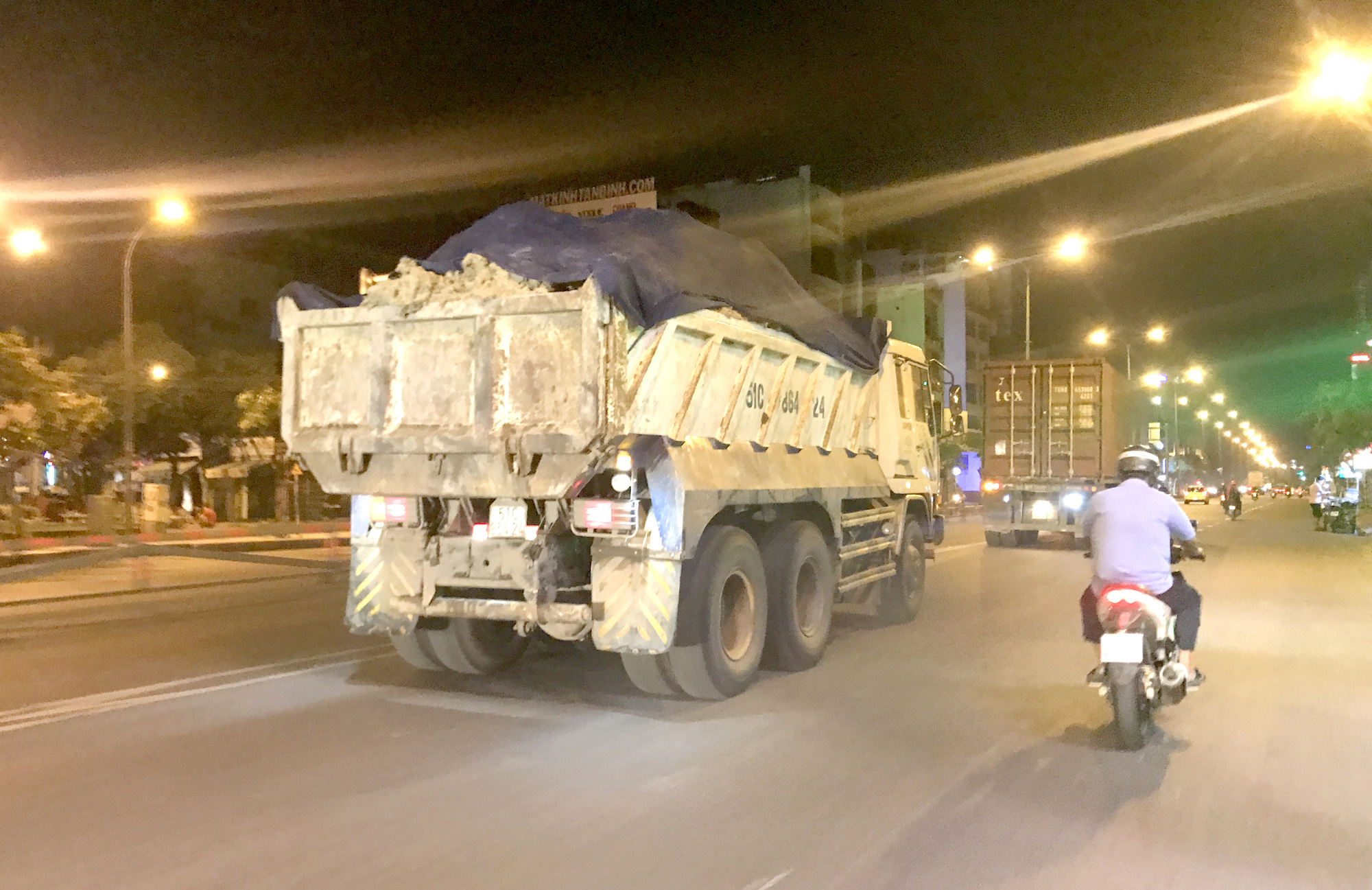 Bắt đầu xử lý xe quá tải ngay từ nơi tập kết hàng - Ảnh 1.