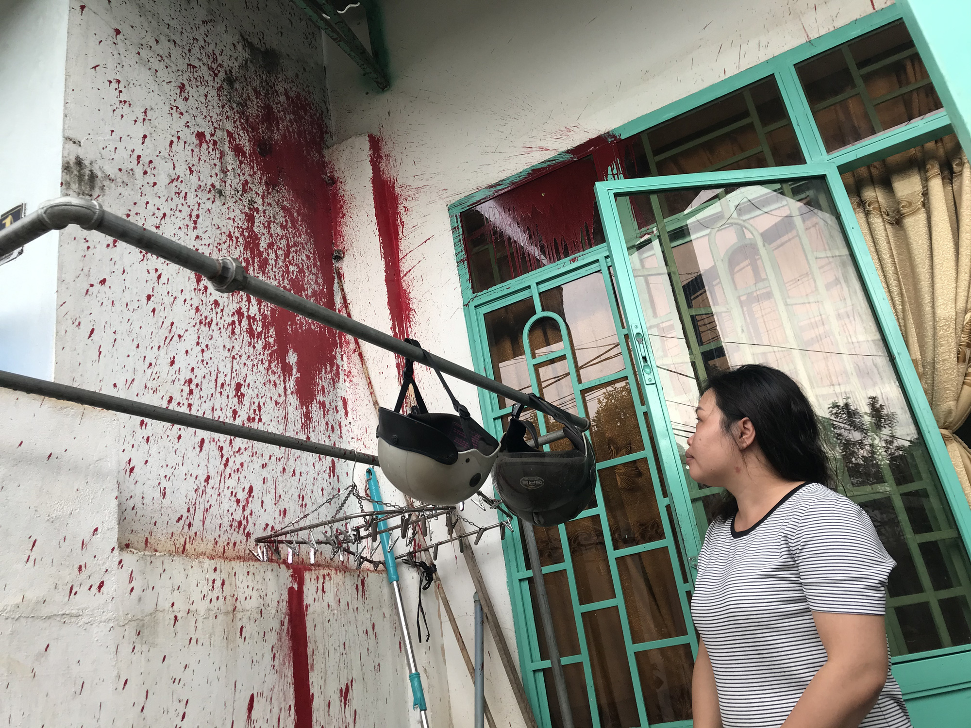 Tố cáo sai phạm, một phụ nữ bị ném sơn trộn mắm tôm vào nhà