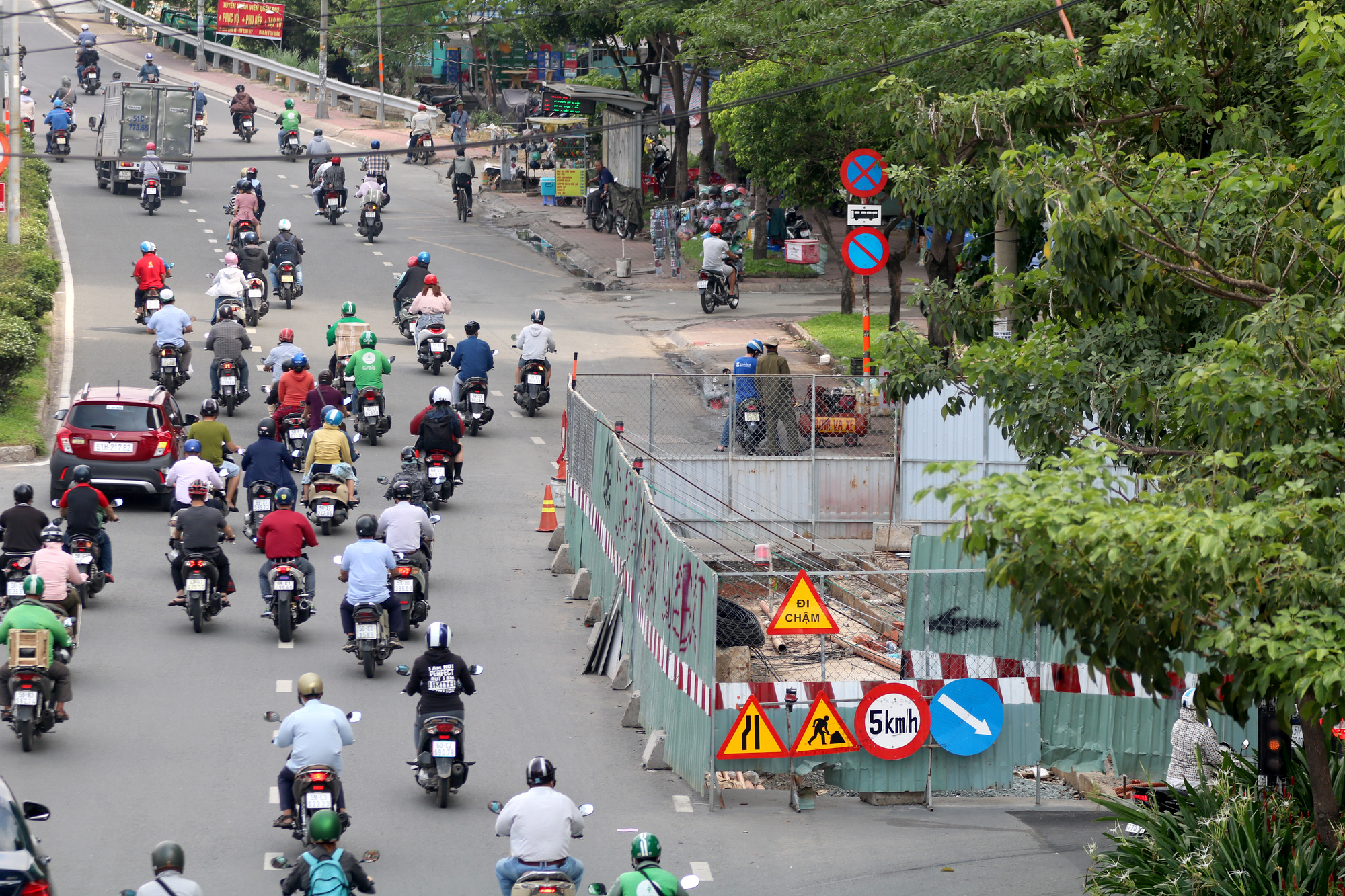 To&agrave;n cảnh l&ocirc; cốt d&agrave;y đặc cửa ng&otilde; ph&iacute;a Đ&ocirc;ng TP HCM - Ảnh 7.