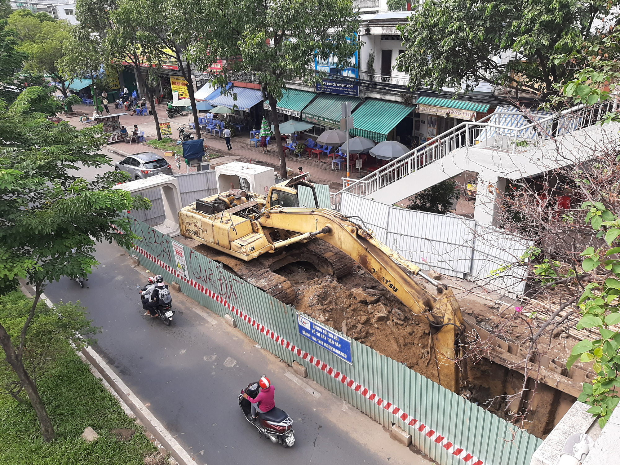 To&agrave;n cảnh l&ocirc; cốt d&agrave;y đặc cửa ng&otilde; ph&iacute;a Đ&ocirc;ng TP HCM - Ảnh 2.