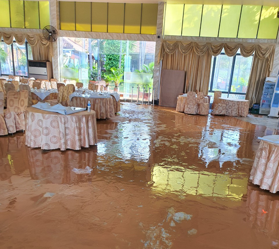 Bình Thuận: Bùn đỏ tràn ngập đường, nhà dân