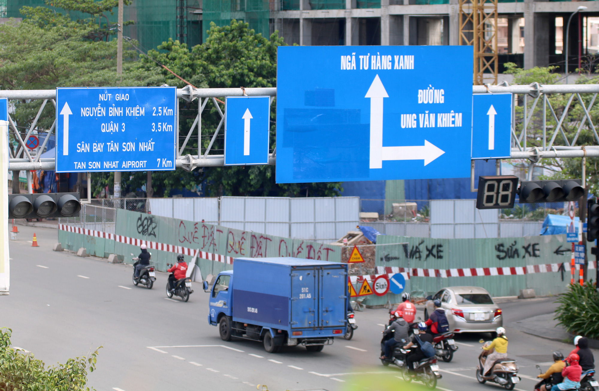 To&agrave;n cảnh l&ocirc; cốt d&agrave;y đặc cửa ng&otilde; ph&iacute;a Đ&ocirc;ng TP HCM - Ảnh 1.