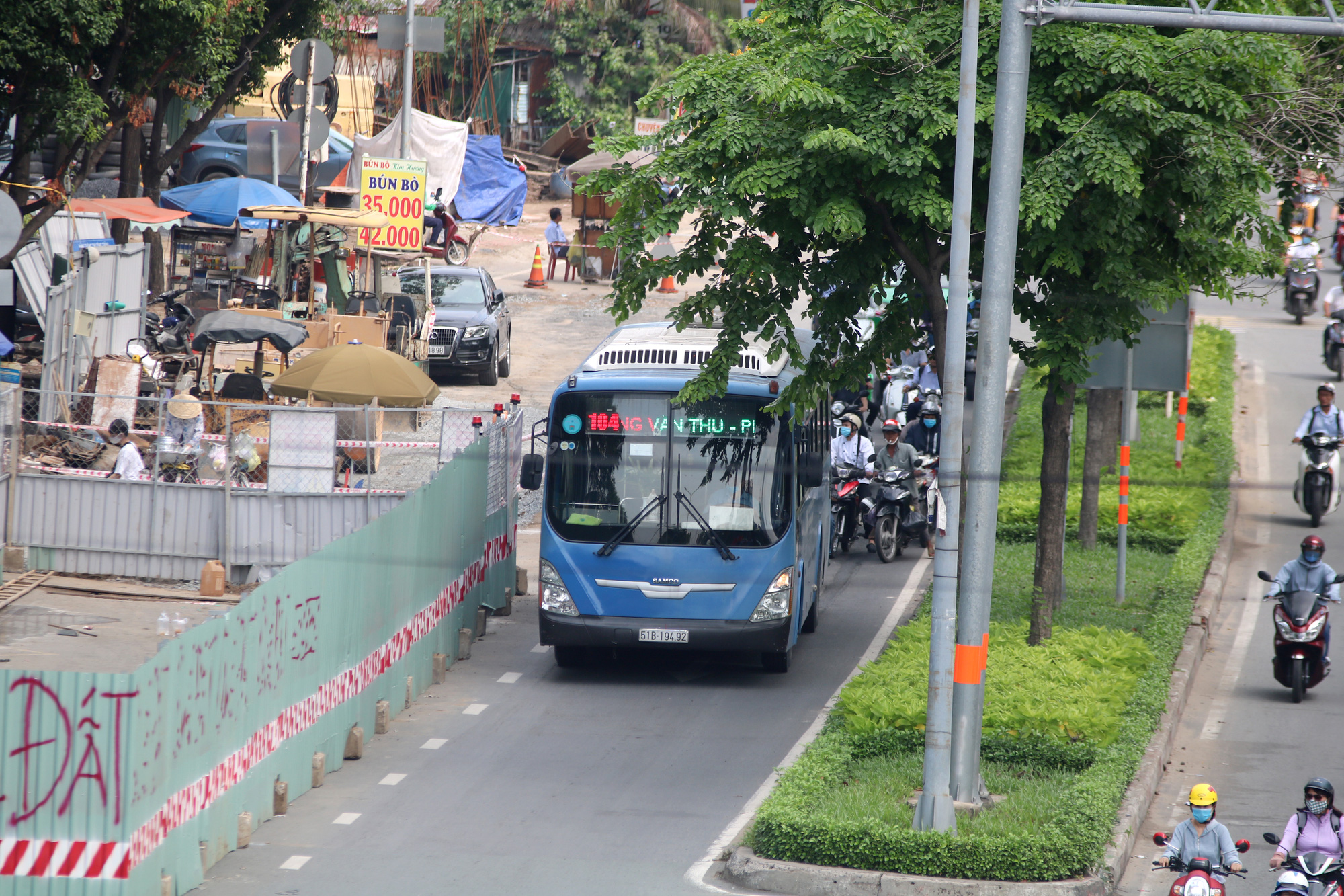 To&agrave;n cảnh l&ocirc; cốt d&agrave;y đặc cửa ng&otilde; ph&iacute;a Đ&ocirc;ng TP HCM - Ảnh 5.