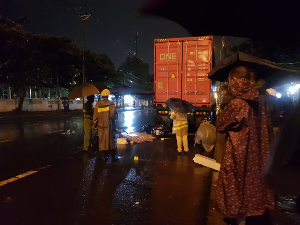 Tông vào đuôi xe container đang đậu bên đường, nam bảo vệ tử vong