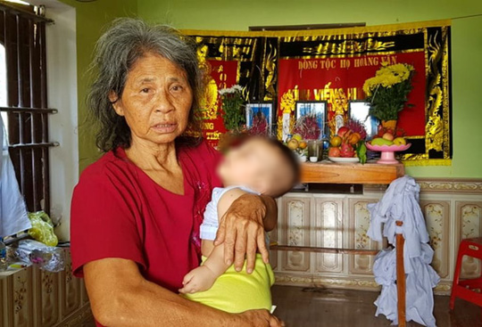 Bố mẹ và anh qua đời, bé trai 5 tháng tuổi được bà nội bế đi khắp xóm xin sữa