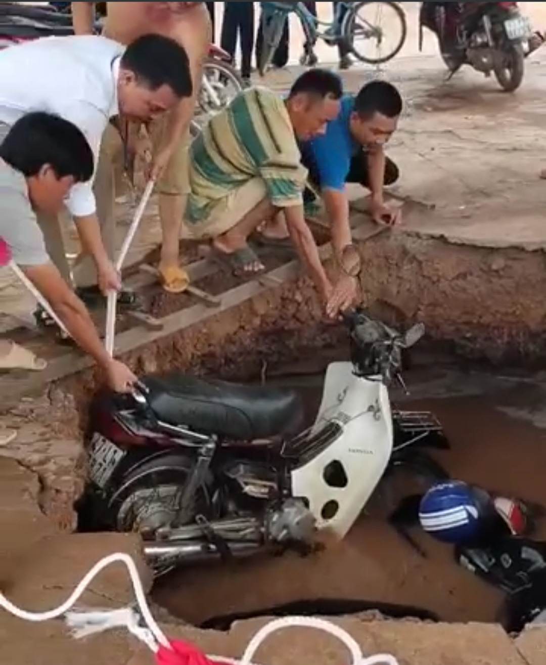 Đắk Lắk: "Hố tử thần" xuất hiện trong sân trường học