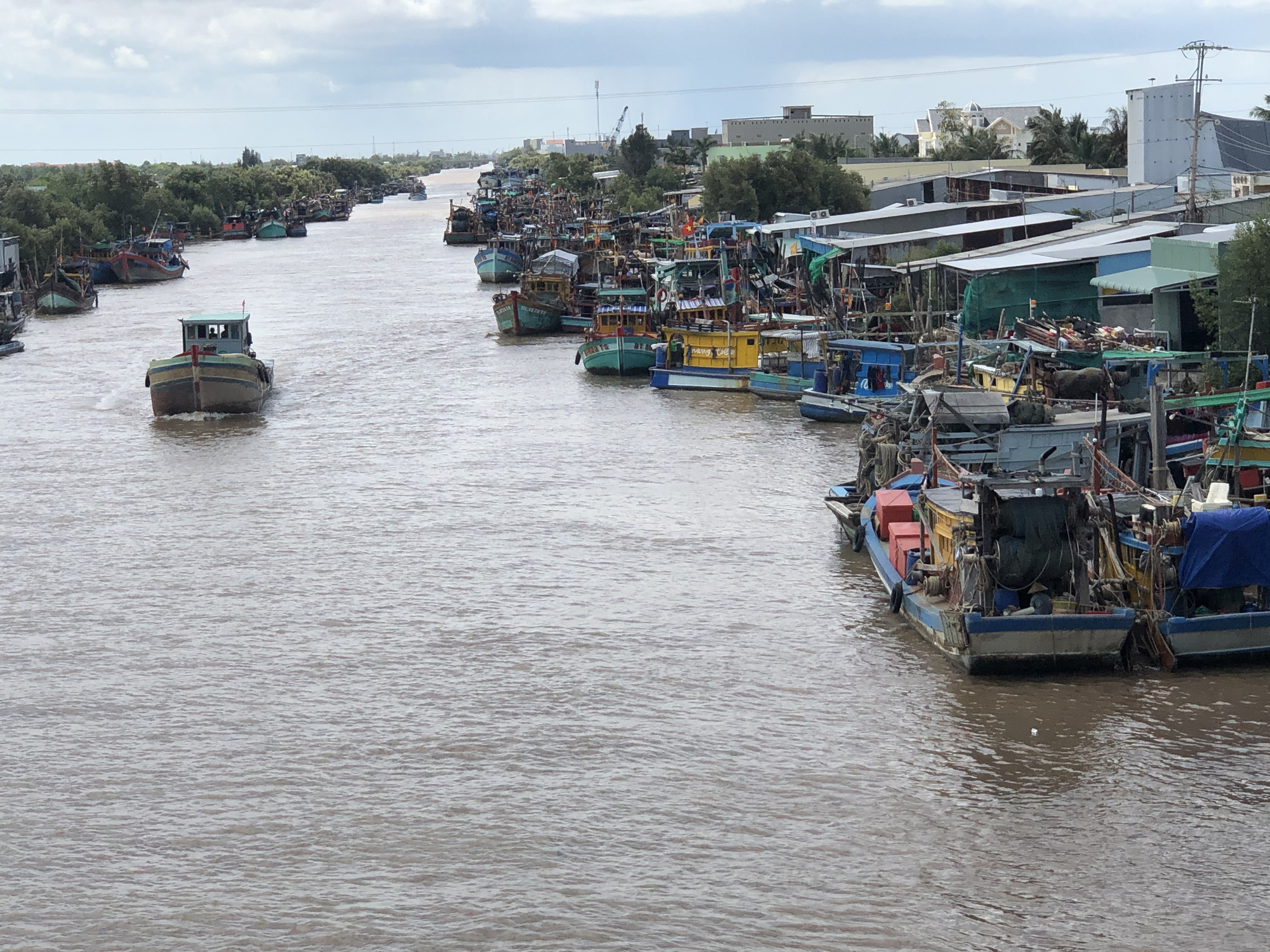 TRỌN ĐỜI BÁM BIỂN: Sống chết với biển cả