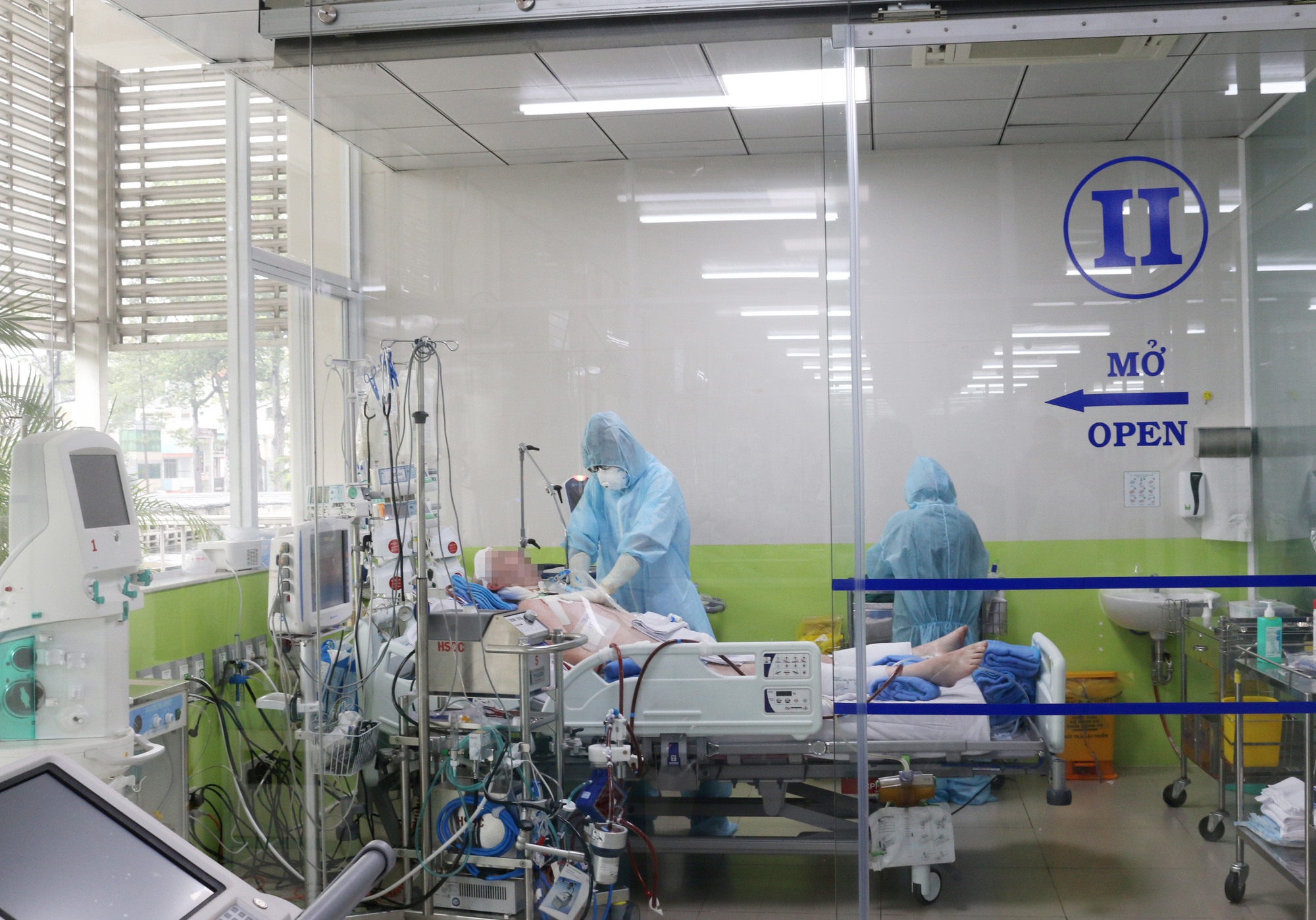 5 bệnh nhân điều trị Covid-19 ở TP HCM hiện ra sao? - Ảnh 1.
