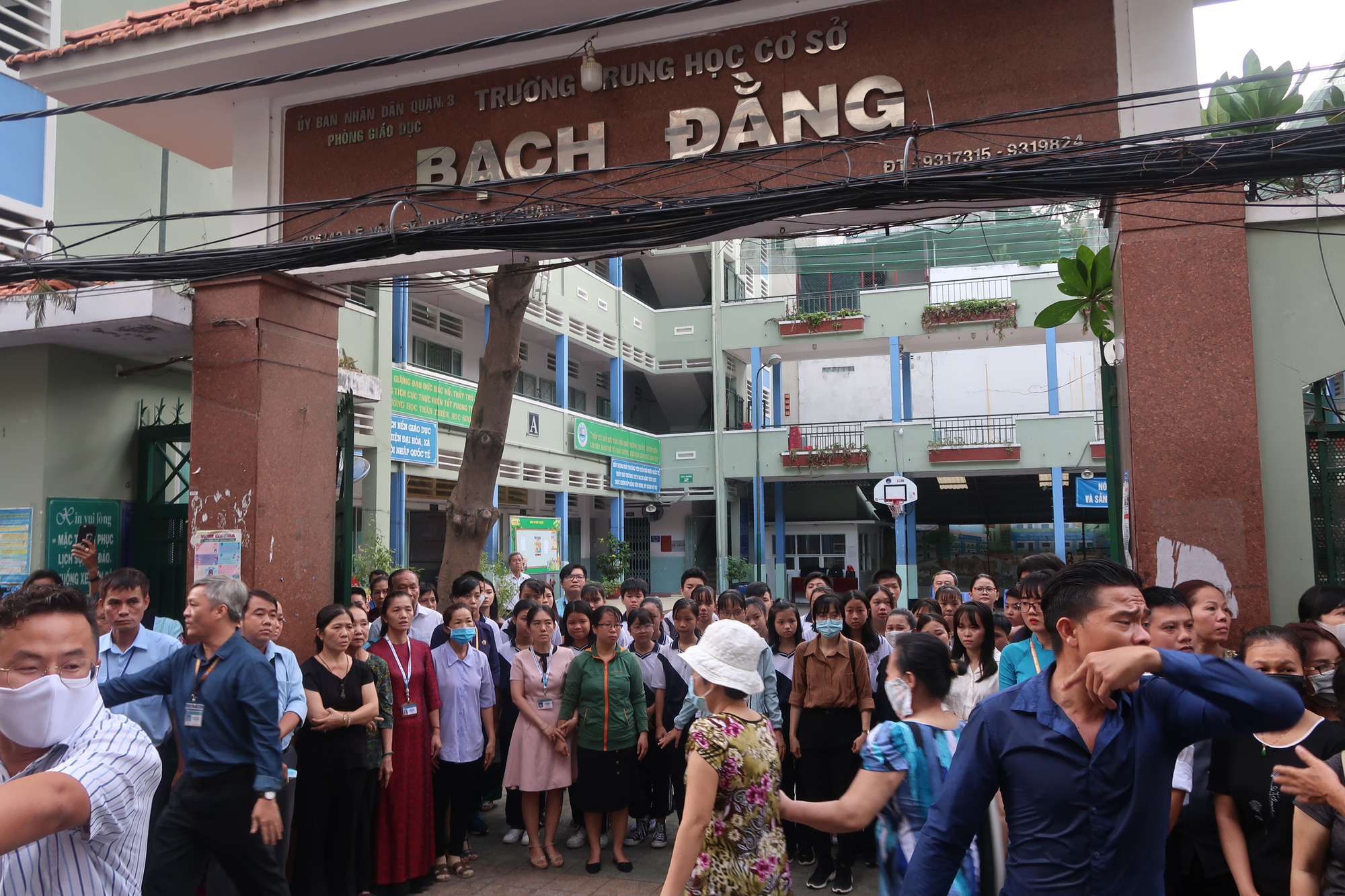 CLIP: Nghẹn ng&agrave;o tiễn đưa nam sinh bị c&acirc;y phượng đ&egrave; tử vong - Ảnh 10.