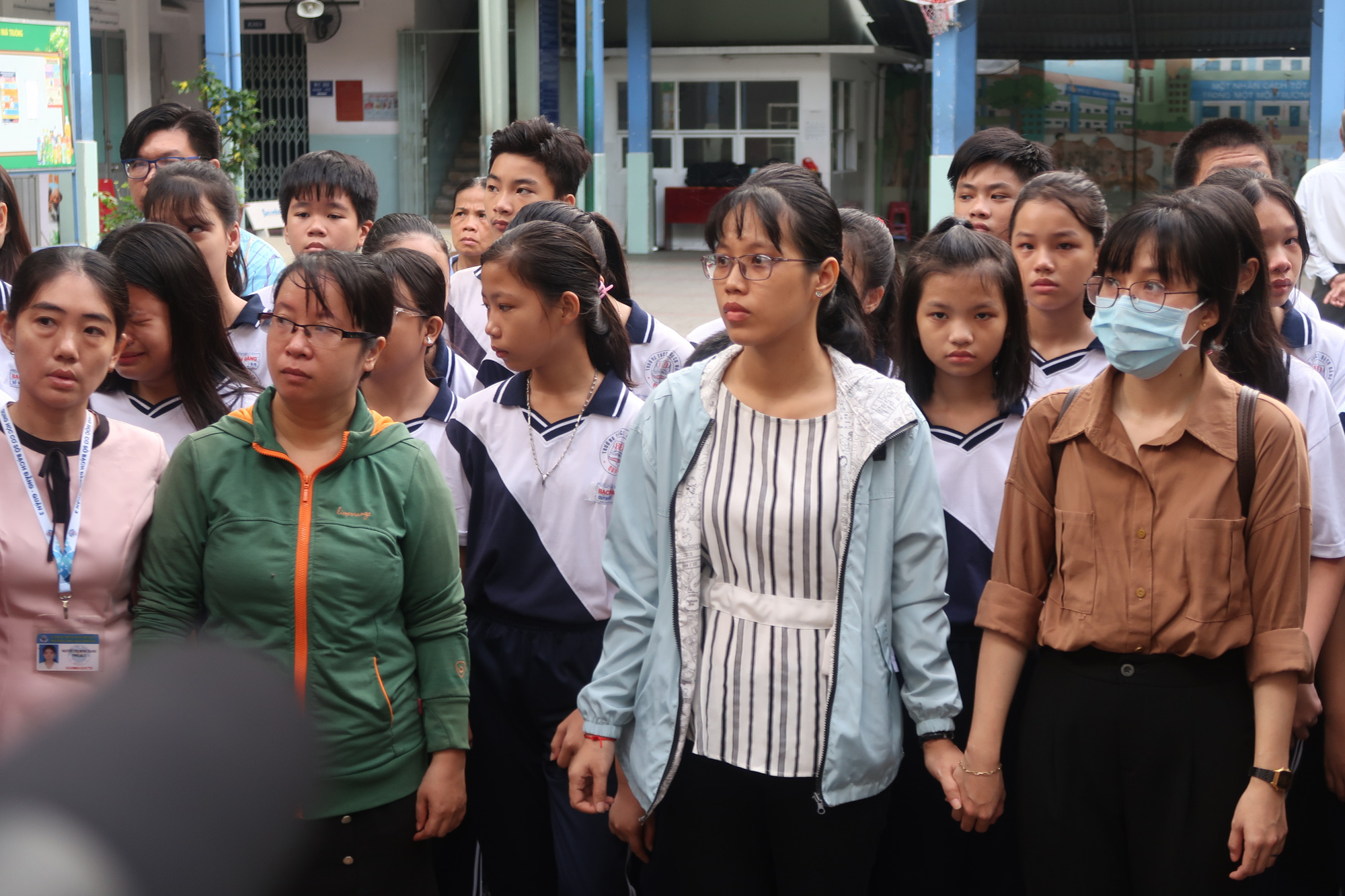 CLIP: Nghẹn ng&agrave;o tiễn đưa nam sinh bị c&acirc;y phượng đ&egrave; tử vong - Ảnh 11.