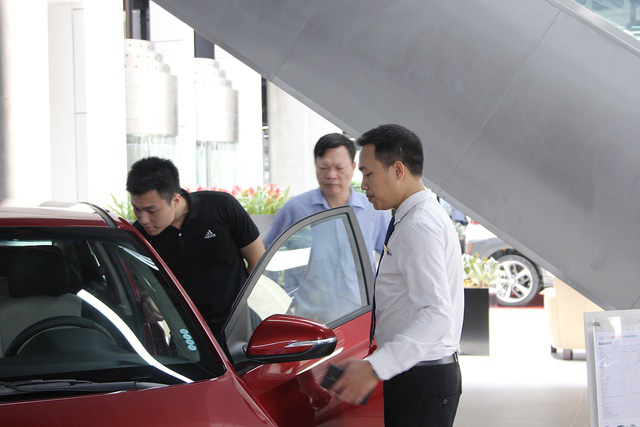 "Ngược đời" mua ôtô: Đặt nhiều tiền cọc nhưng không muốn nhận xe sớm