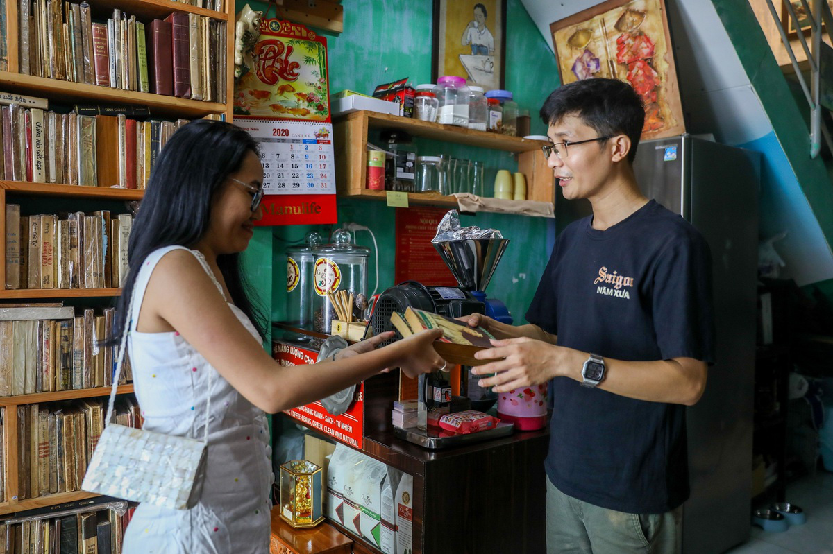 Quán cà phê trả tiền bằng sách - Ảnh 4.