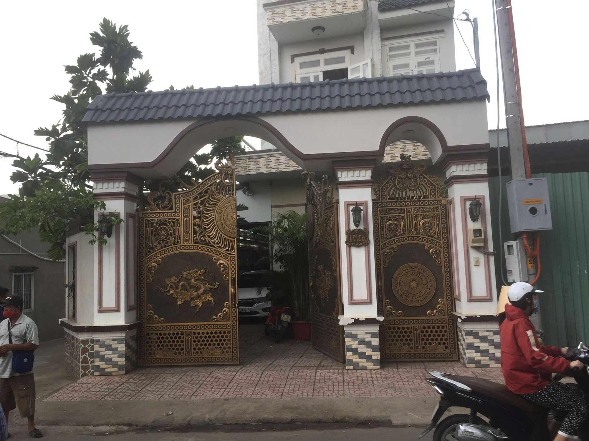 Vì sao người đàn ông bị sát hại trong căn nhà kín cổng cao tường ở TP HCM?