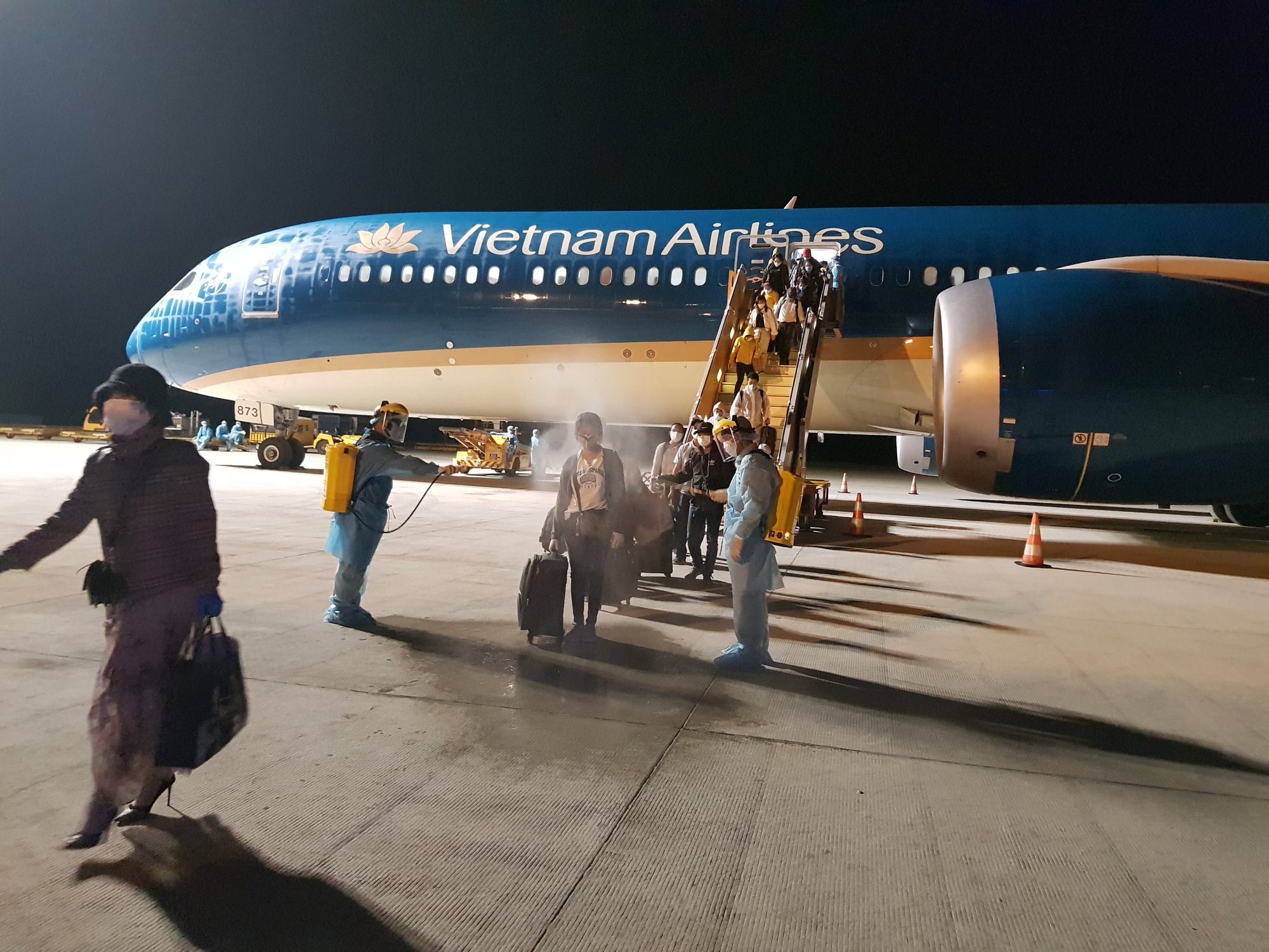 Chuyến bay đầu ti&ecirc;n đưa gần 300 c&ocirc;ng d&acirc;n Việt Nam từ khu vực Trung Đ&ocirc;ng về nước - Ảnh 8.