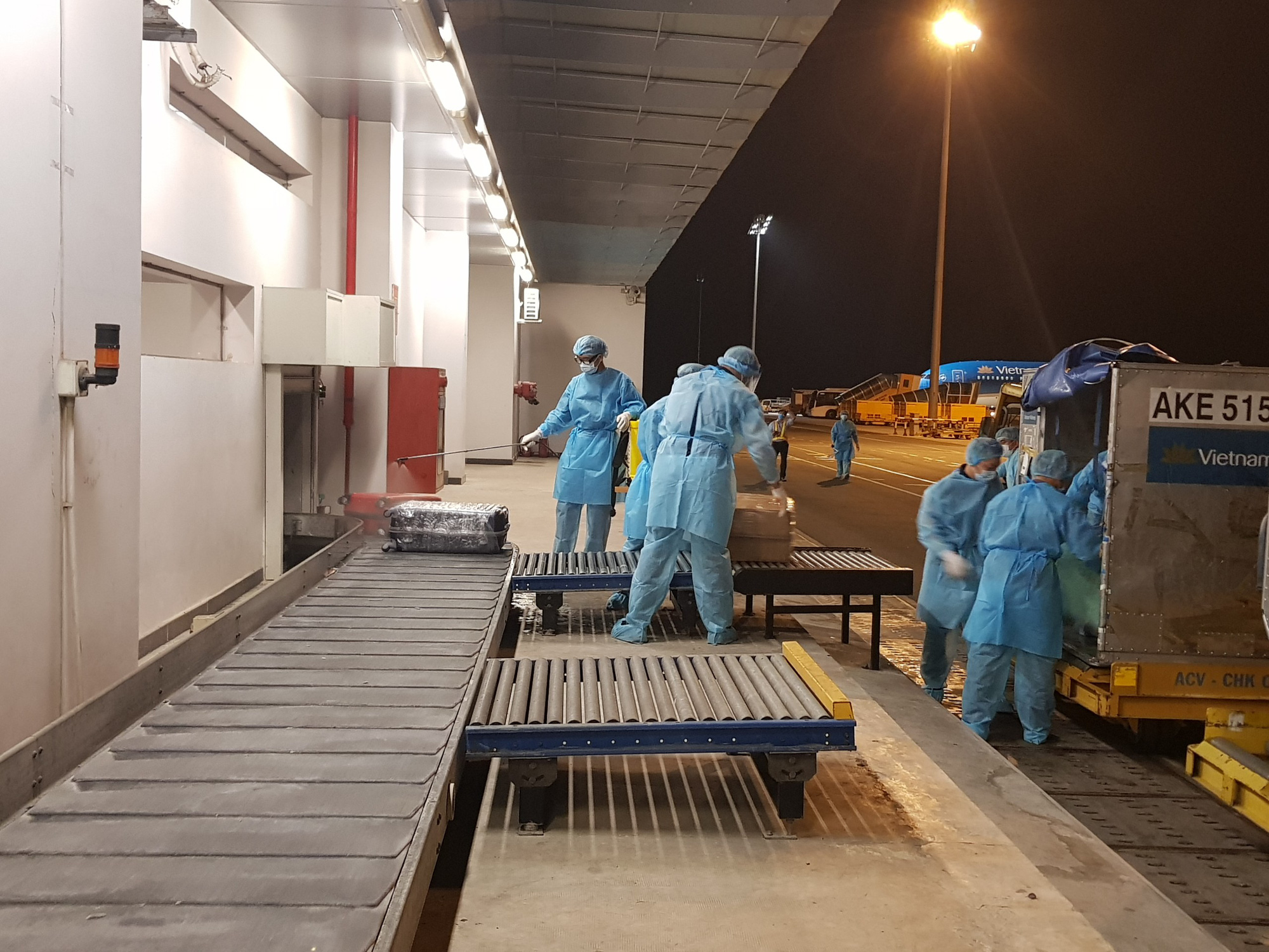 Chuyến bay đầu ti&ecirc;n đưa gần 300 c&ocirc;ng d&acirc;n Việt Nam từ khu vực Trung Đ&ocirc;ng về nước - Ảnh 10.