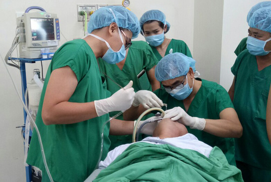 Người đàn ông suýt mất mạng vì thói quen uống cả nắm thuốc mỗi lần