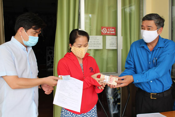 Kh&ocirc;ng để người lao động thế chấp, mua b&aacute;n sổ BHXH - Ảnh 1.