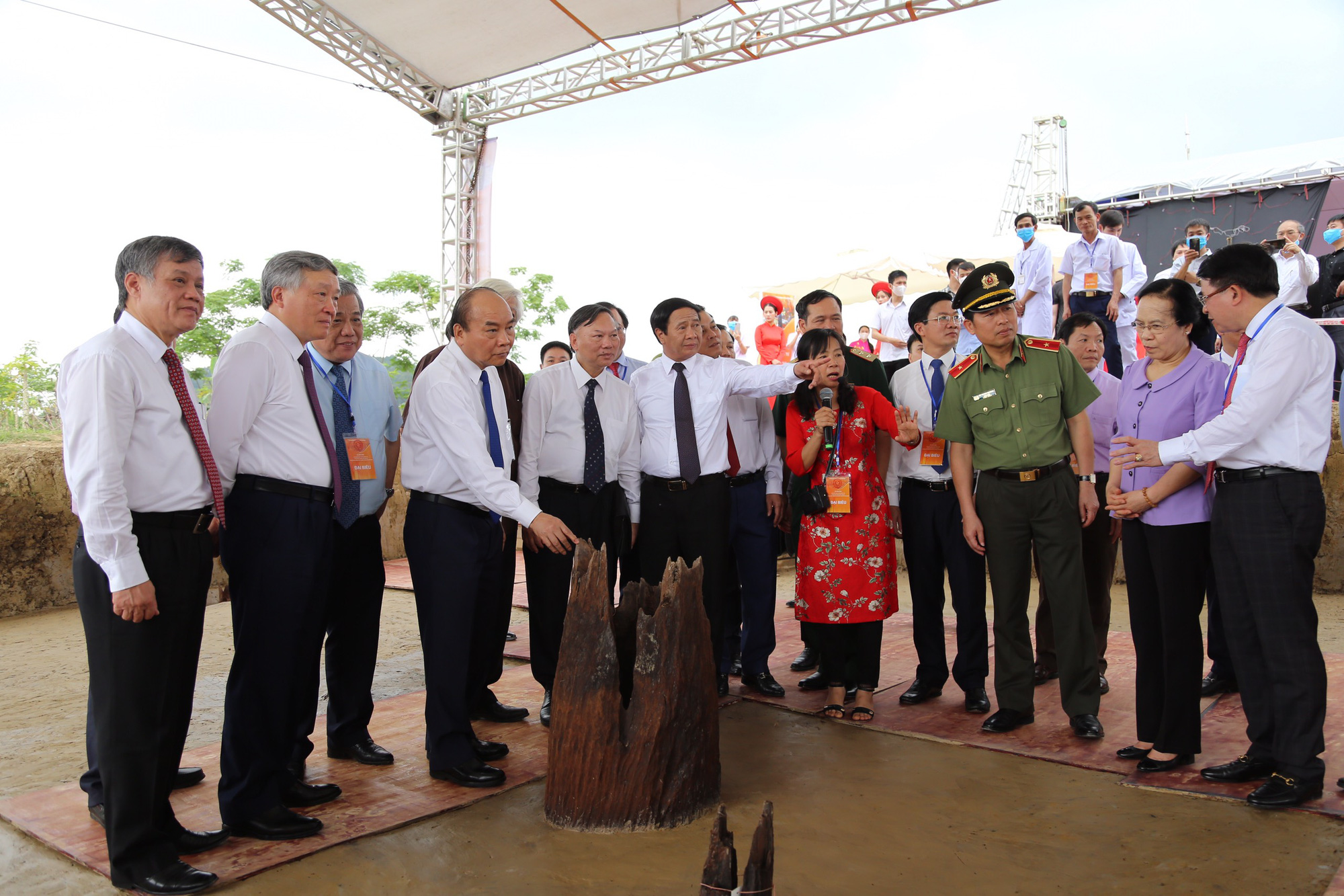Thủ tướng tham quan b&atilde;i cọc Bạch Đằng mới ph&aacute;t hiện - Ảnh 4.