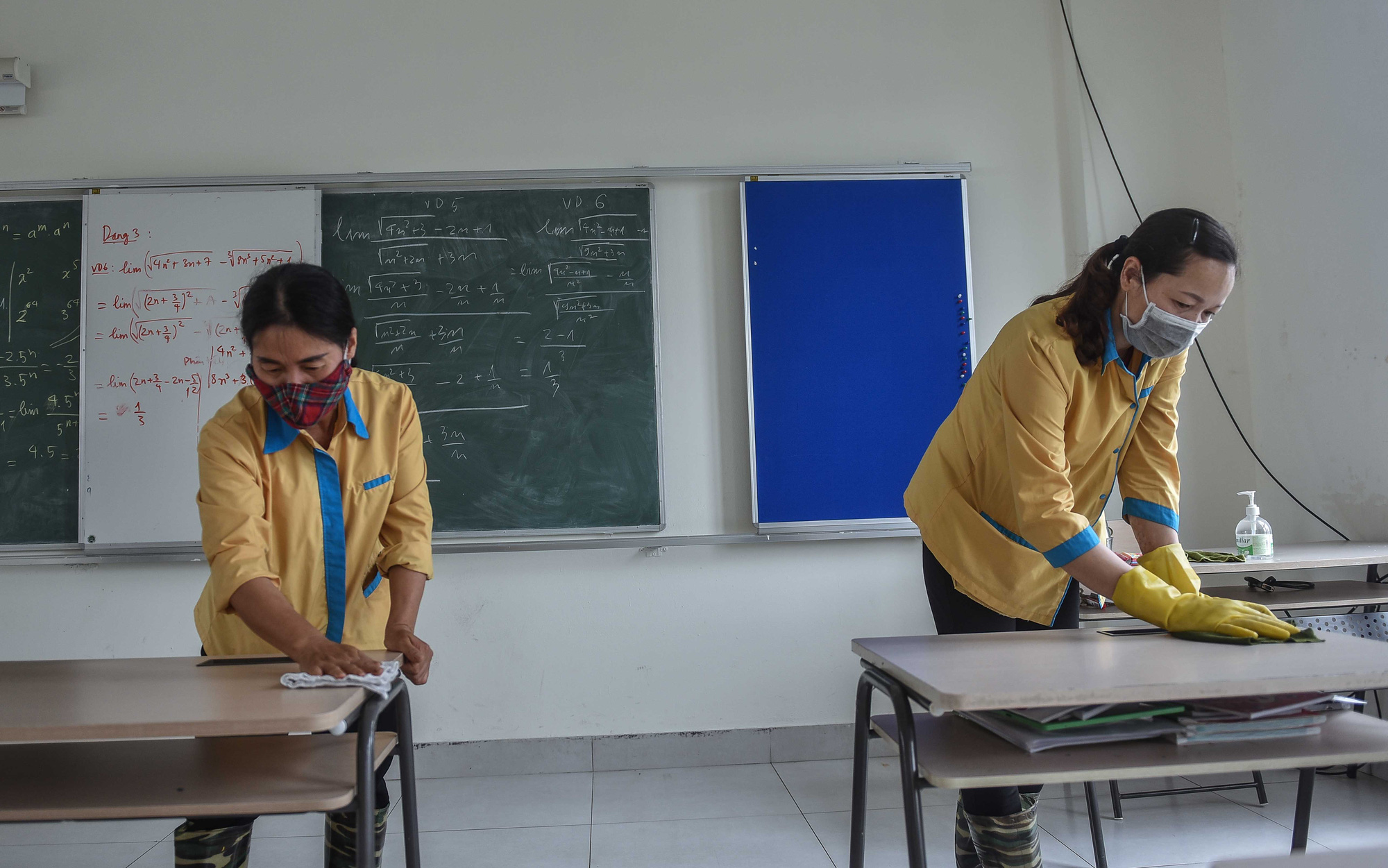 CLIP: Nhộn nhịp lau dọn, phun khử khuẩn để đ&oacute;n học sinh trở lại trường - Ảnh 16.