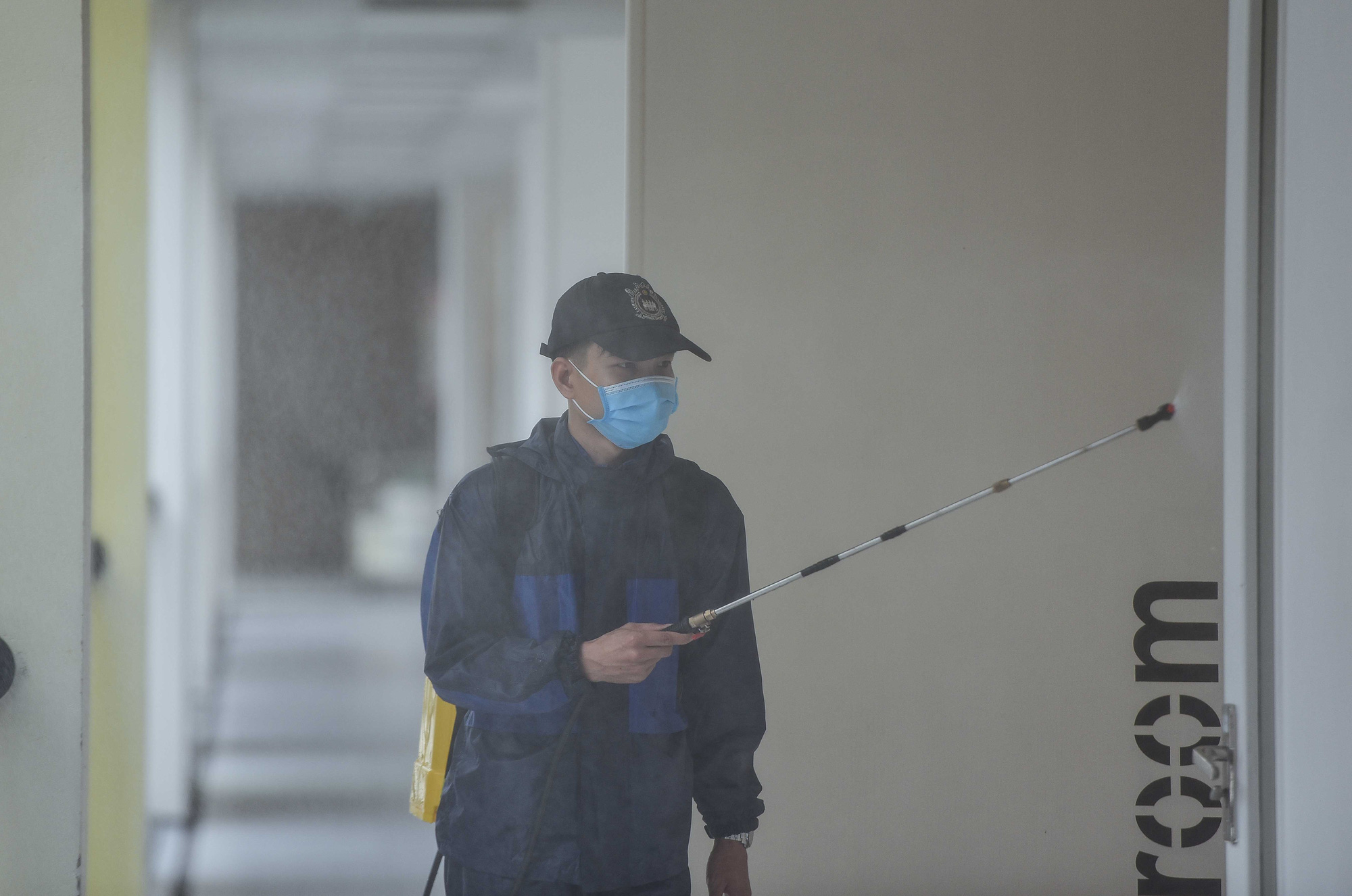 CLIP: Nhộn nhịp lau dọn, phun khử khuẩn để đ&oacute;n học sinh trở lại trường - Ảnh 13.