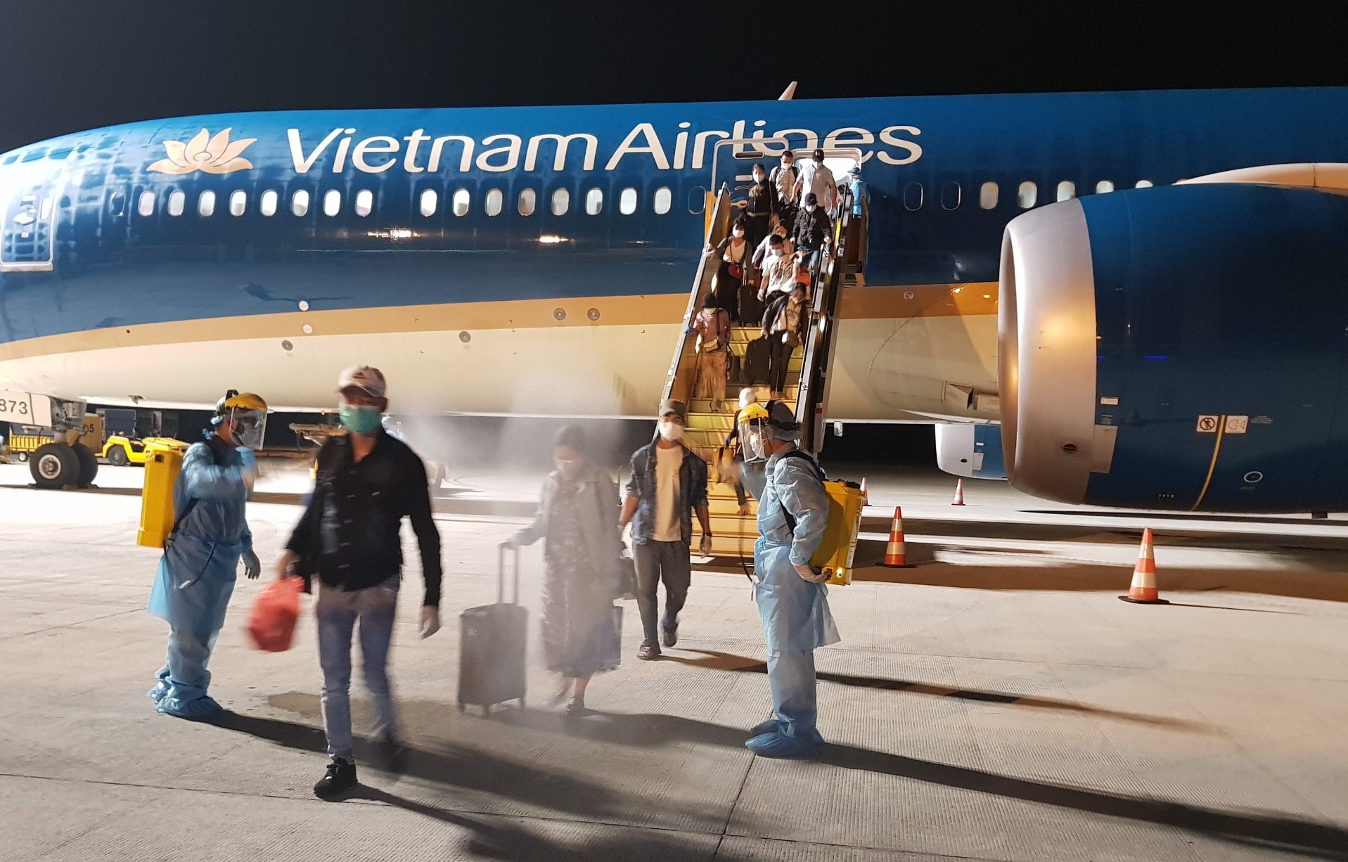Chuyến bay đầu tiên đưa gần 300 công dân Việt Nam từ khu vực Trung Đông về nước