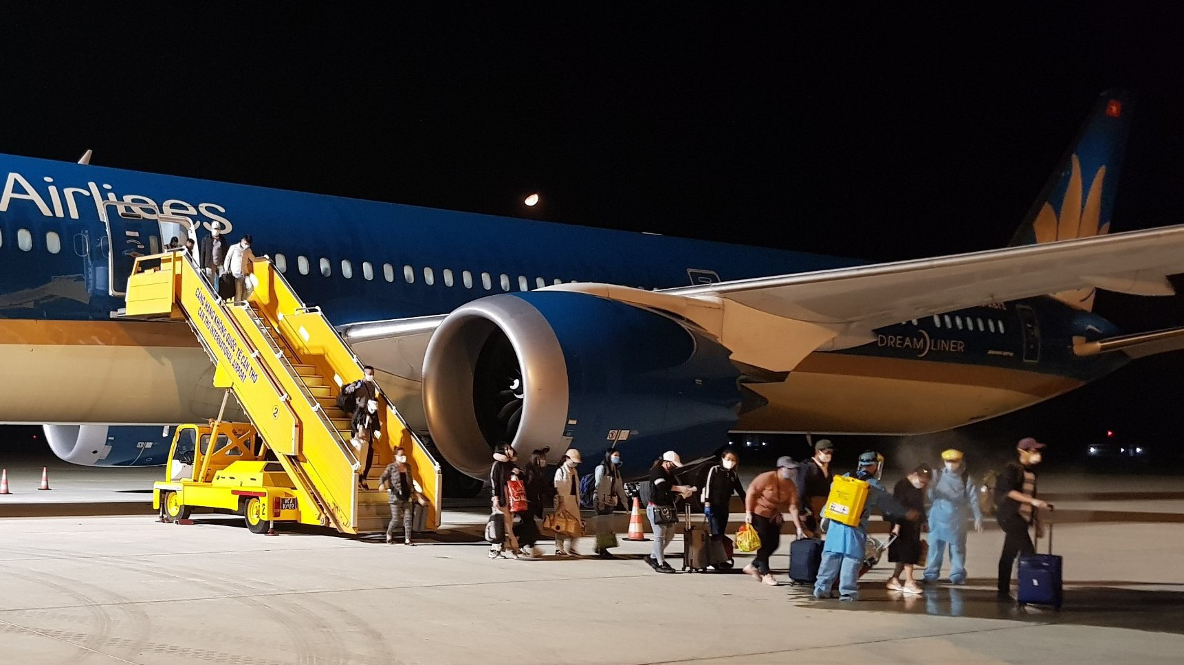 Chuyến bay đầu ti&ecirc;n đưa gần 300 c&ocirc;ng d&acirc;n Việt Nam từ khu vực Trung Đ&ocirc;ng về nước - Ảnh 7.