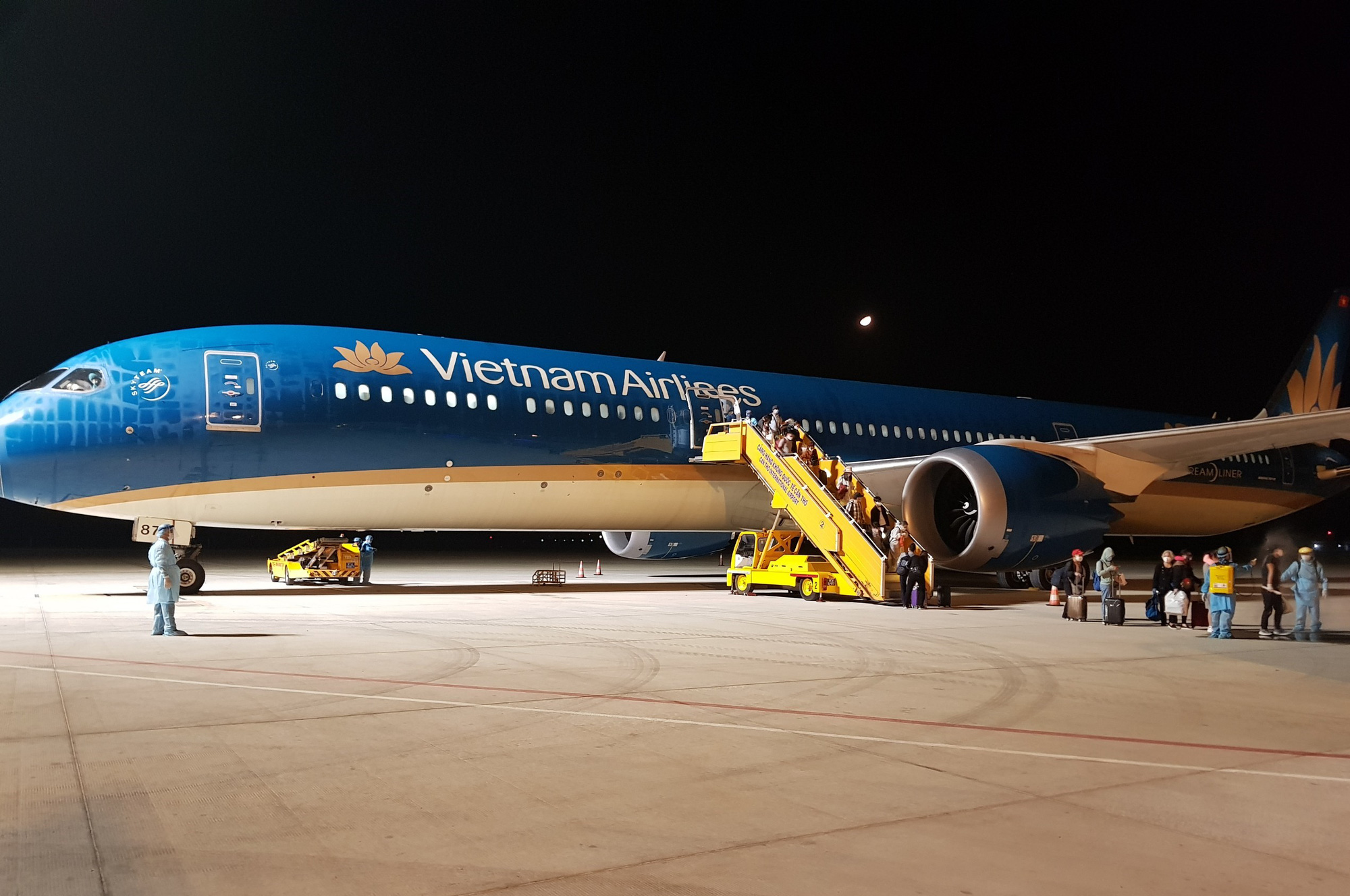 Chuyến bay đầu ti&ecirc;n đưa gần 300 c&ocirc;ng d&acirc;n Việt Nam từ khu vực Trung Đ&ocirc;ng về nước - Ảnh 6.