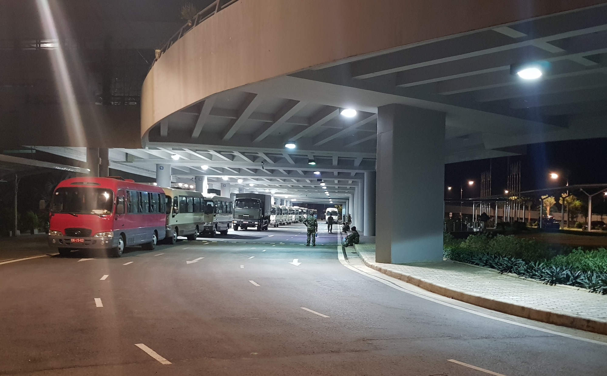 Chuyến bay đầu ti&ecirc;n đưa gần 300 c&ocirc;ng d&acirc;n Việt Nam từ khu vực Trung Đ&ocirc;ng về nước - Ảnh 13.