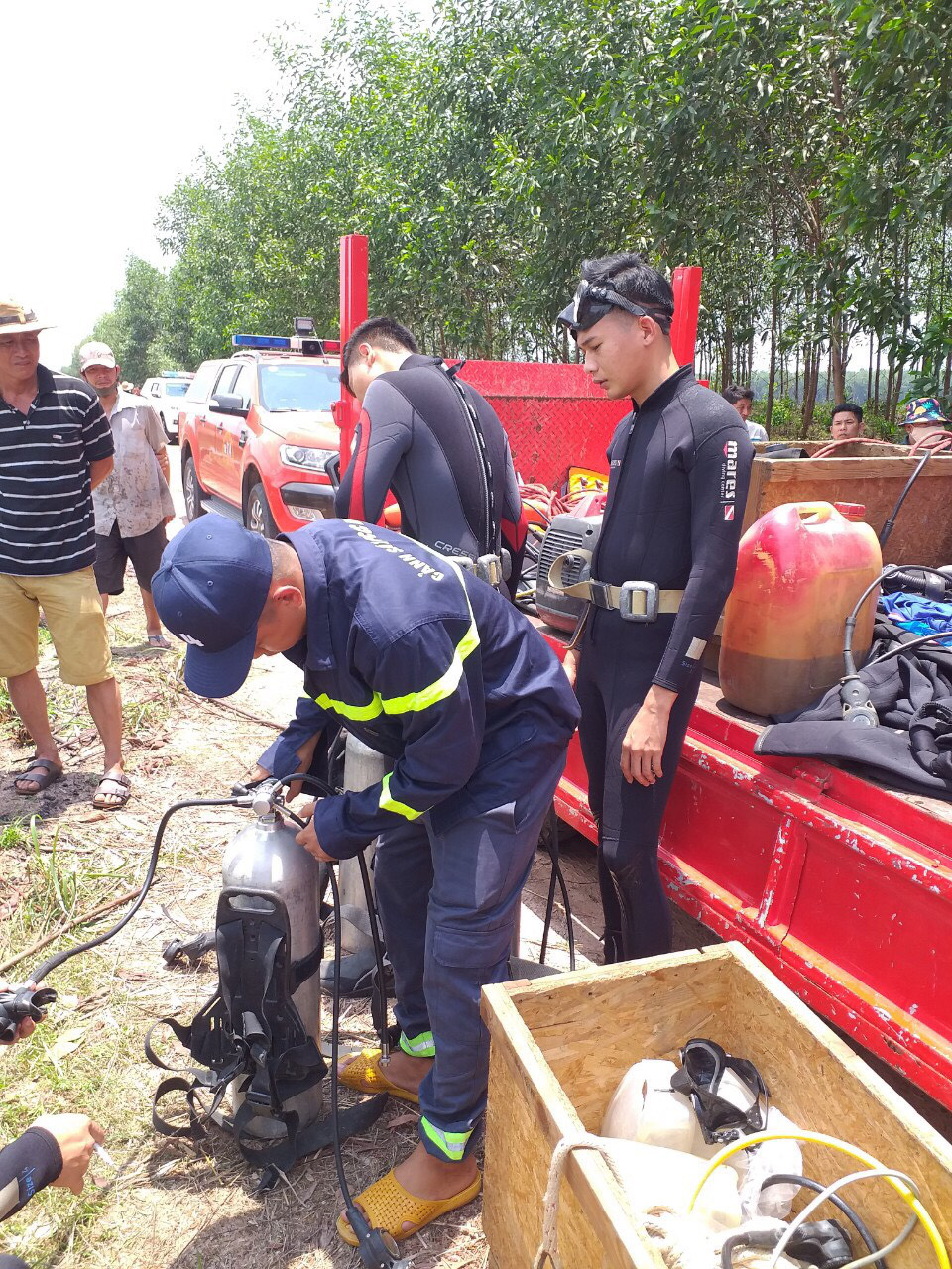 Đang câu cá, một thanh niên rơi xuống kênh mất tích - Ảnh 2.