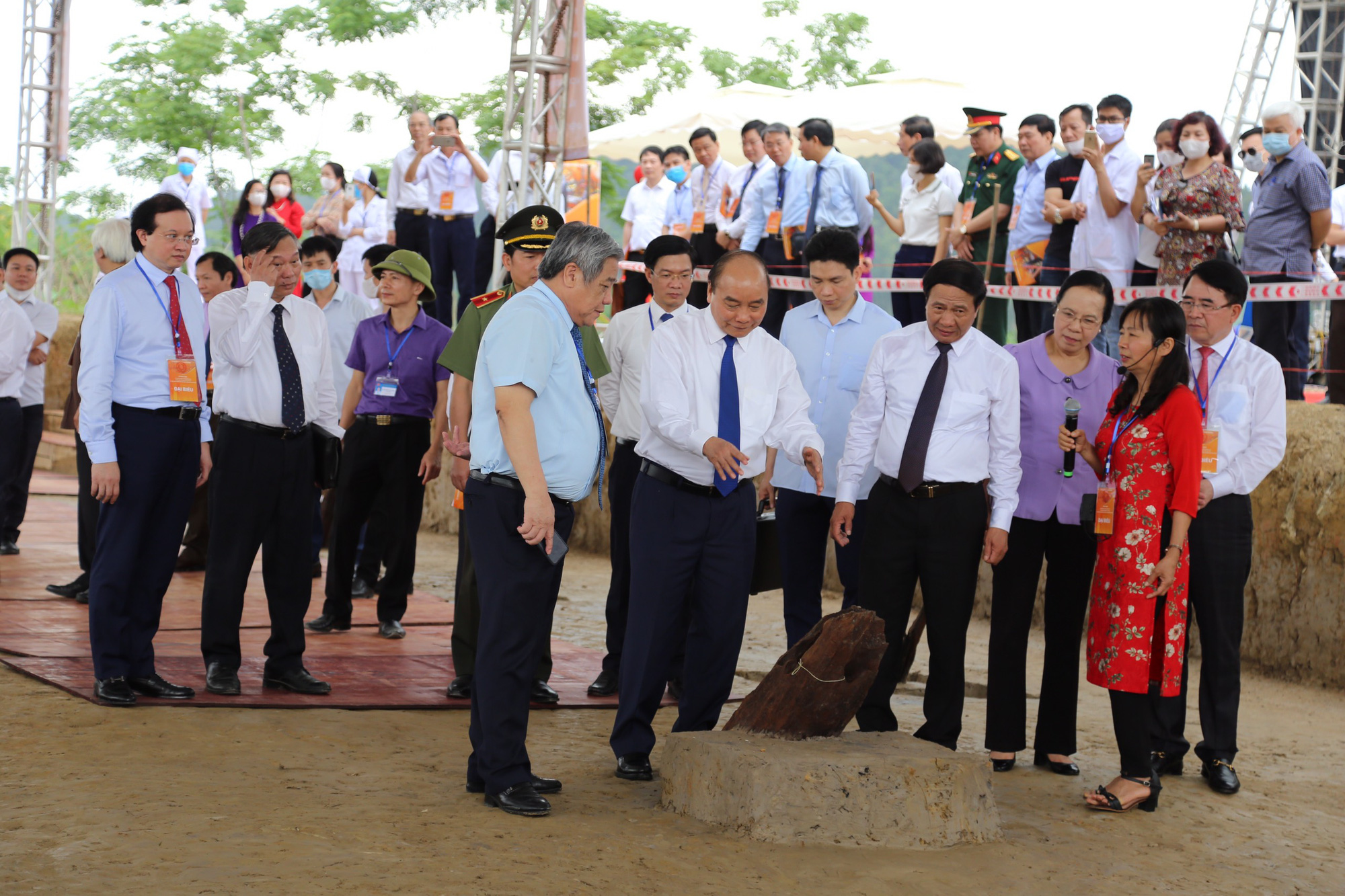Thủ tướng tham quan bãi cọc Bạch Đằng mới phát hiện