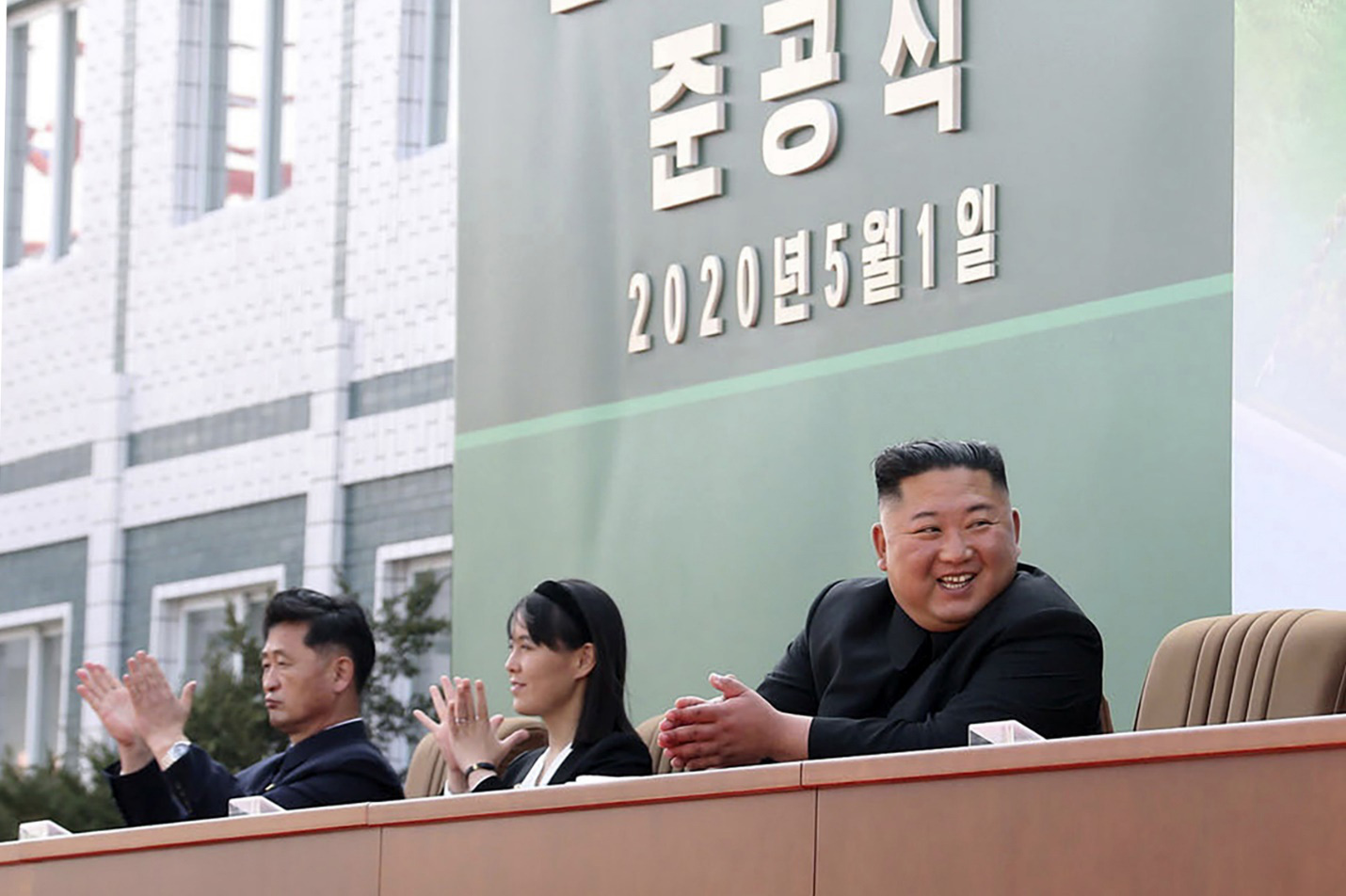 Hình ảnh mới về ông Kim Jong-un hé lộ điều gì?