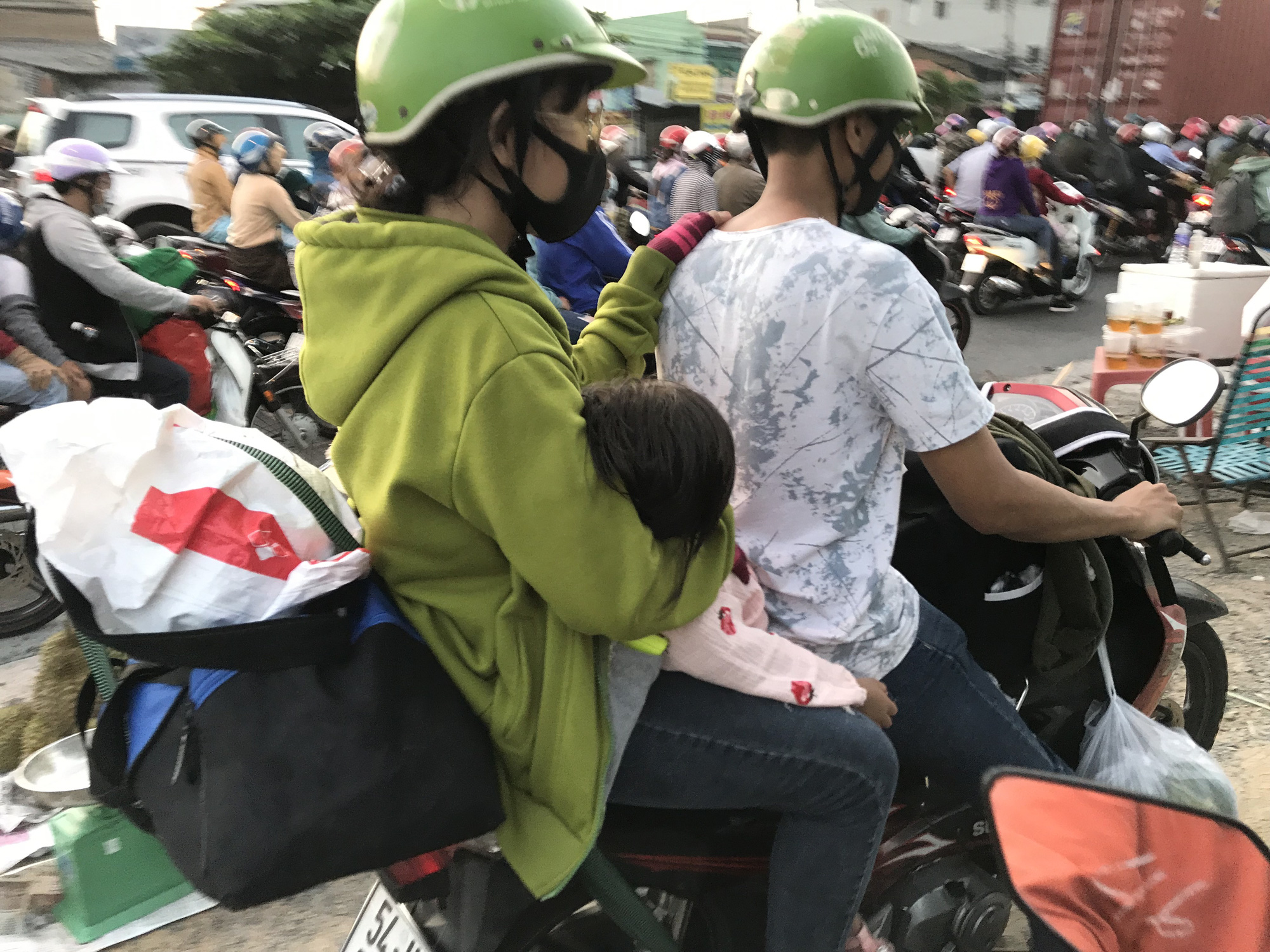 Kẹt xe tr&ugrave;ng tr&ugrave;ng, lớp lớp từ miền T&acirc;y về TP HCM - Ảnh 7.