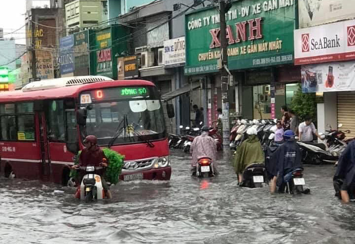 Nhiều khu vực ở TP HCM chìm trong mênh mông nước - Ảnh 6.