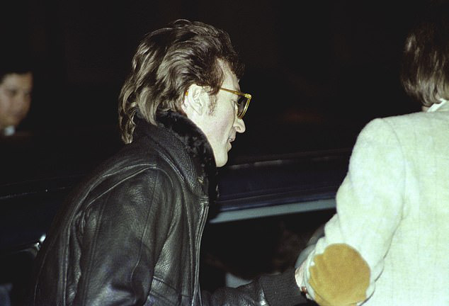 Đấu gi&aacute; ảnh danh ca John Lennon k&yacute; album tặng kẻ sắp bắn m&igrave;nh - Ảnh 3.