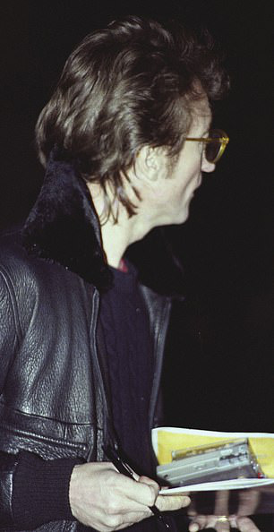 Đấu gi&aacute; ảnh danh ca John Lennon k&yacute; album tặng kẻ sắp bắn m&igrave;nh - Ảnh 2.