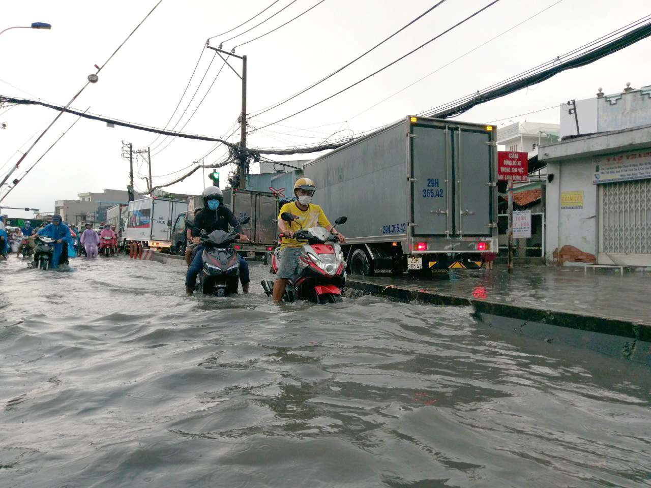 Nhiều khu vực ở TP HCM chìm trong mênh mông nước - Ảnh 2.