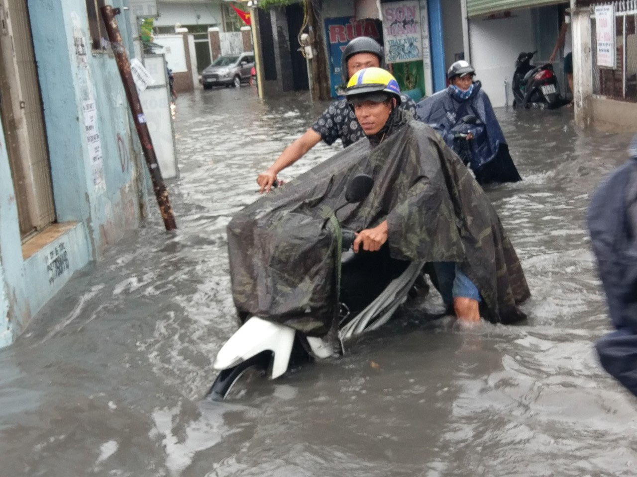 Nhiều khu vực ở TP HCM chìm trong mênh mông nước - Ảnh 9.