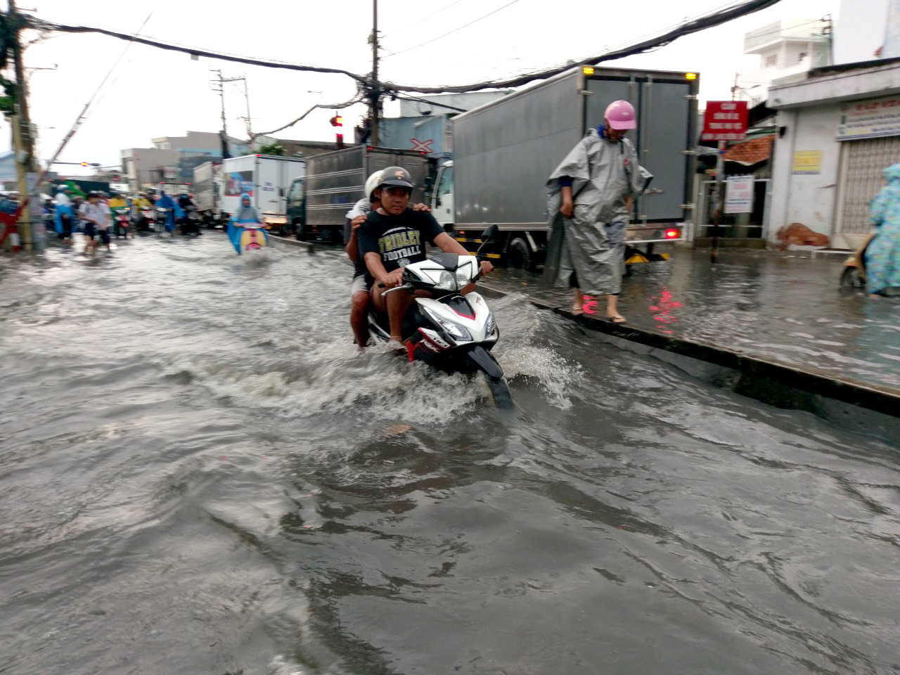 Nhiều khu vực ở TP HCM chìm trong mênh mông nước - Ảnh 8.