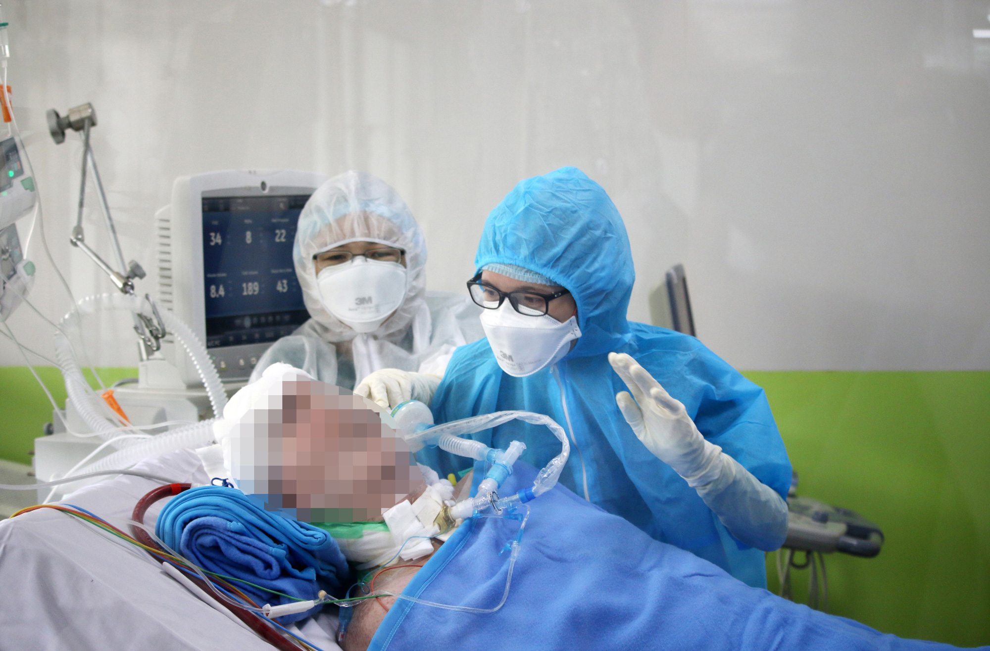 Phi công người Anh mắc Covid-19 rơi nước mắt khi được hỏi thăm