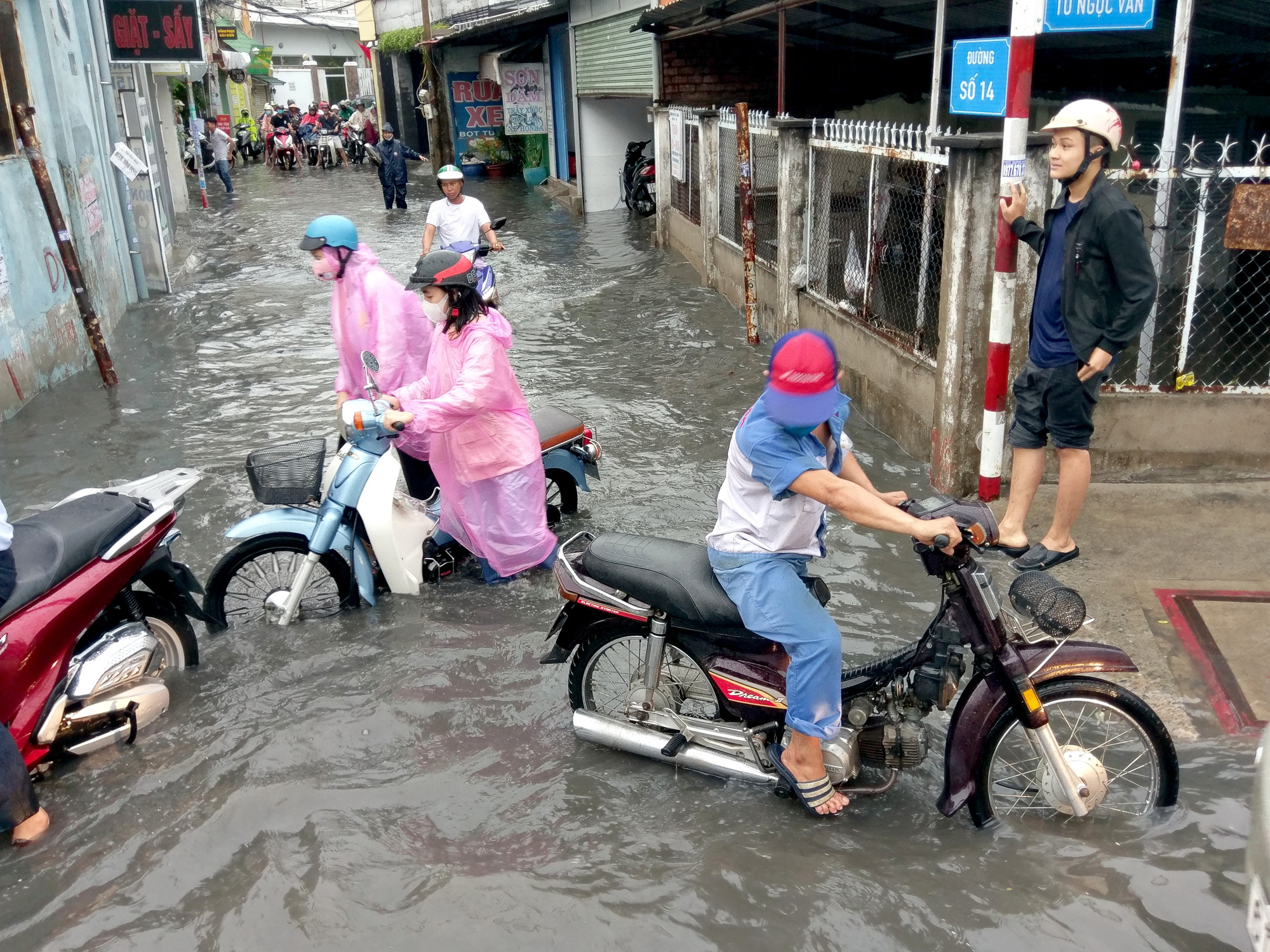 Nhiều khu vực ở TP HCM chìm trong mênh mông nước