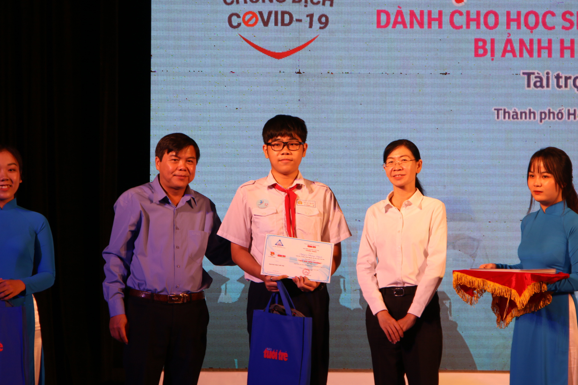 Nữ sinh bị ung thư m&aacute;u nhận học bổng từ b&aacute;o Tuổi Trẻ - Ảnh 2.