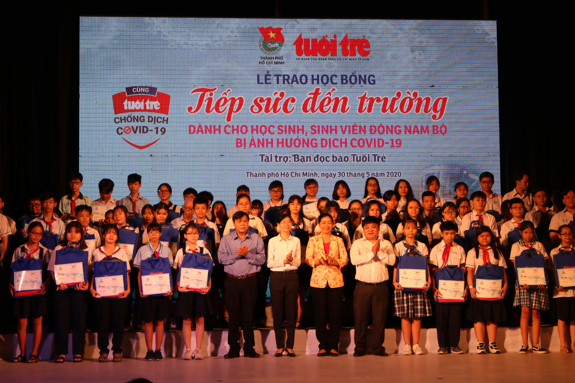 Nữ sinh bị ung thư m&aacute;u nhận học bổng từ b&aacute;o Tuổi Trẻ - Ảnh 3.