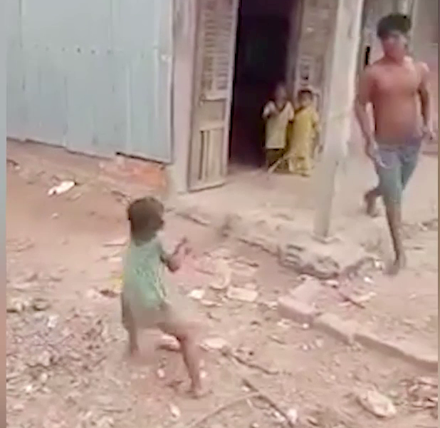 CLIP: Bắt giam kẻ hành hạ dã man con gái 6 tuổi gây phẫn nộ - Ảnh 3.