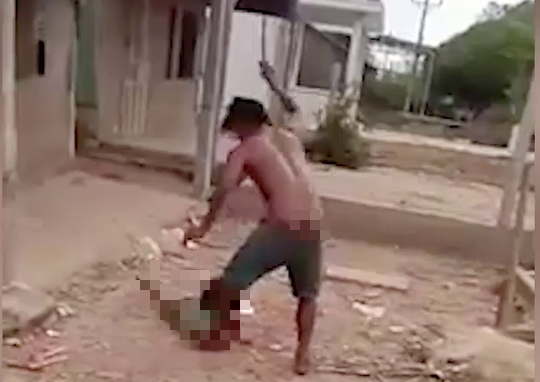 CLIP: Bắt giam kẻ hành hạ dã man con gái 6 tuổi gây phẫn nộ - Ảnh 4.