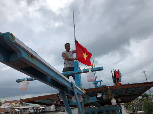 “Một triệu lá cờ Tổ quốc cùng ngư dân bám biển”: Vươn khơi cùng cờ Tổ quốc